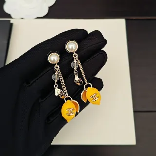 Chanel أقراط ذهب أصفر لؤلؤ مرصعة في الأعلى سلسلة قطرة معلقة
