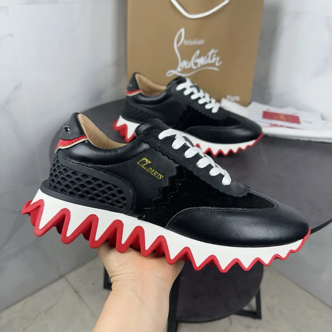 Christian Louboutin أسود أحمر جلد و سويد علوية هجينة كولار مقصوص تفاصيل أحذية سنيكرز أسلوب حياة 2