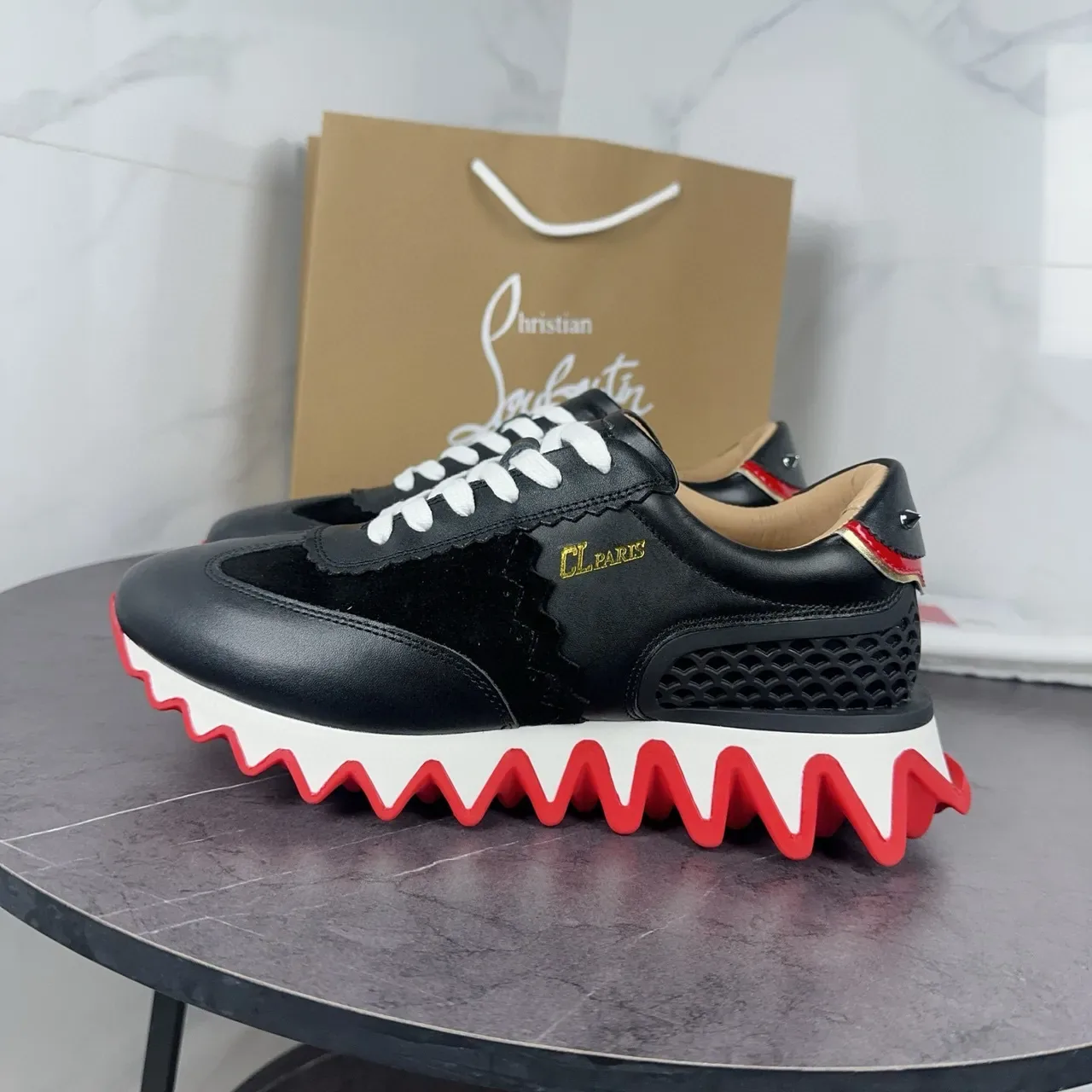 Christian Louboutin أسود أحمر جلد و سويد علوية هجينة كولار مقصوص تفاصيل أحذية سنيكرز أسلوب حياة 3