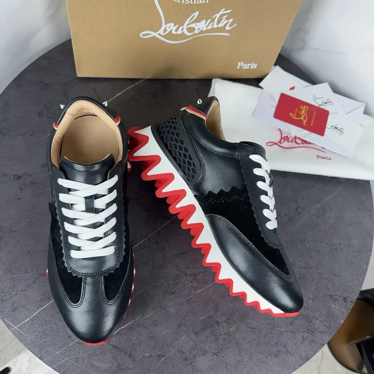 Christian Louboutin أسود أحمر جلد و سويد علوية هجينة كولار مقصوص تفاصيل أحذية سنيكرز أسلوب حياة 5