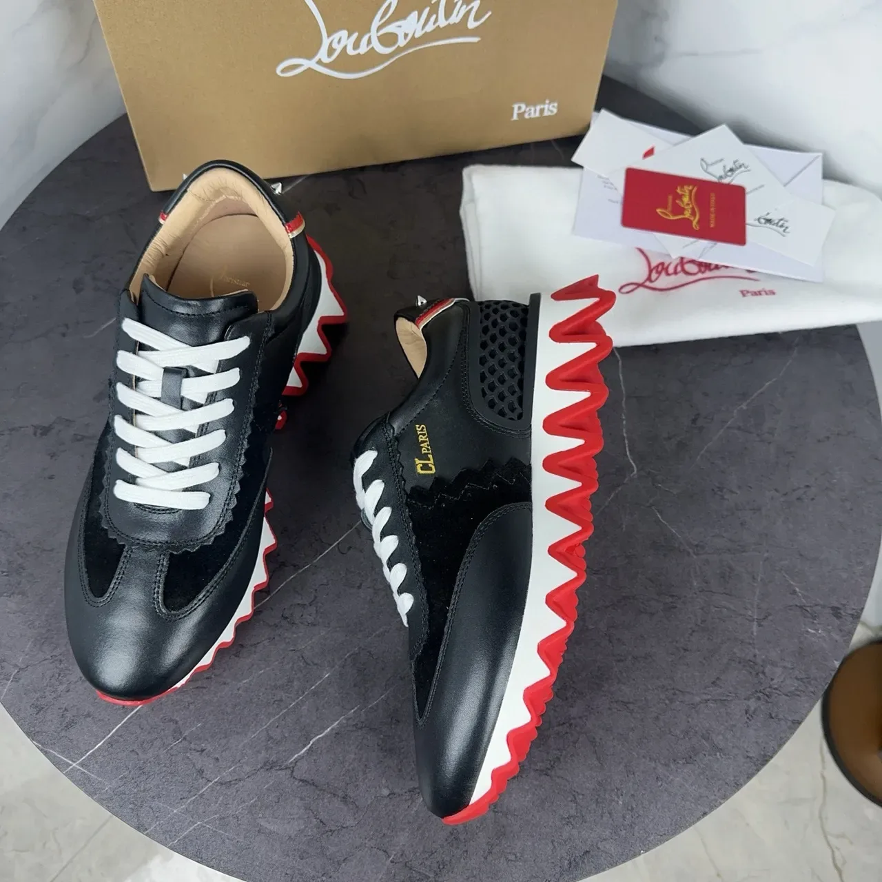 Christian Louboutin أسود أحمر جلد و سويد علوية هجينة كولار مقصوص تفاصيل أحذية سنيكرز أسلوب حياة 6