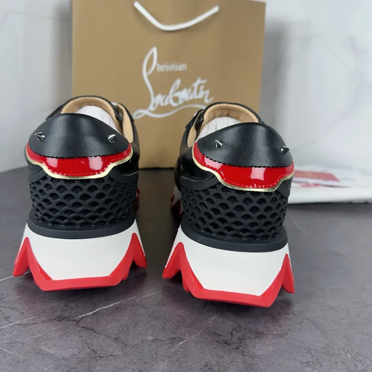 Christian Louboutin أسود أحمر جلد و سويد علوية هجينة كولار مقصوص تفاصيل أحذية سنيكرز أسلوب حياة 7