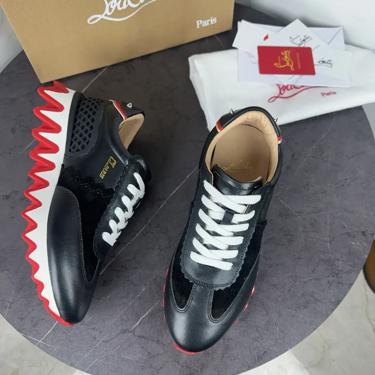 Christian Louboutin أسود أحمر جلد و سويد علوية هجينة كولار مقصوص تفاصيل أحذية سنيكرز أسلوب حياة 9