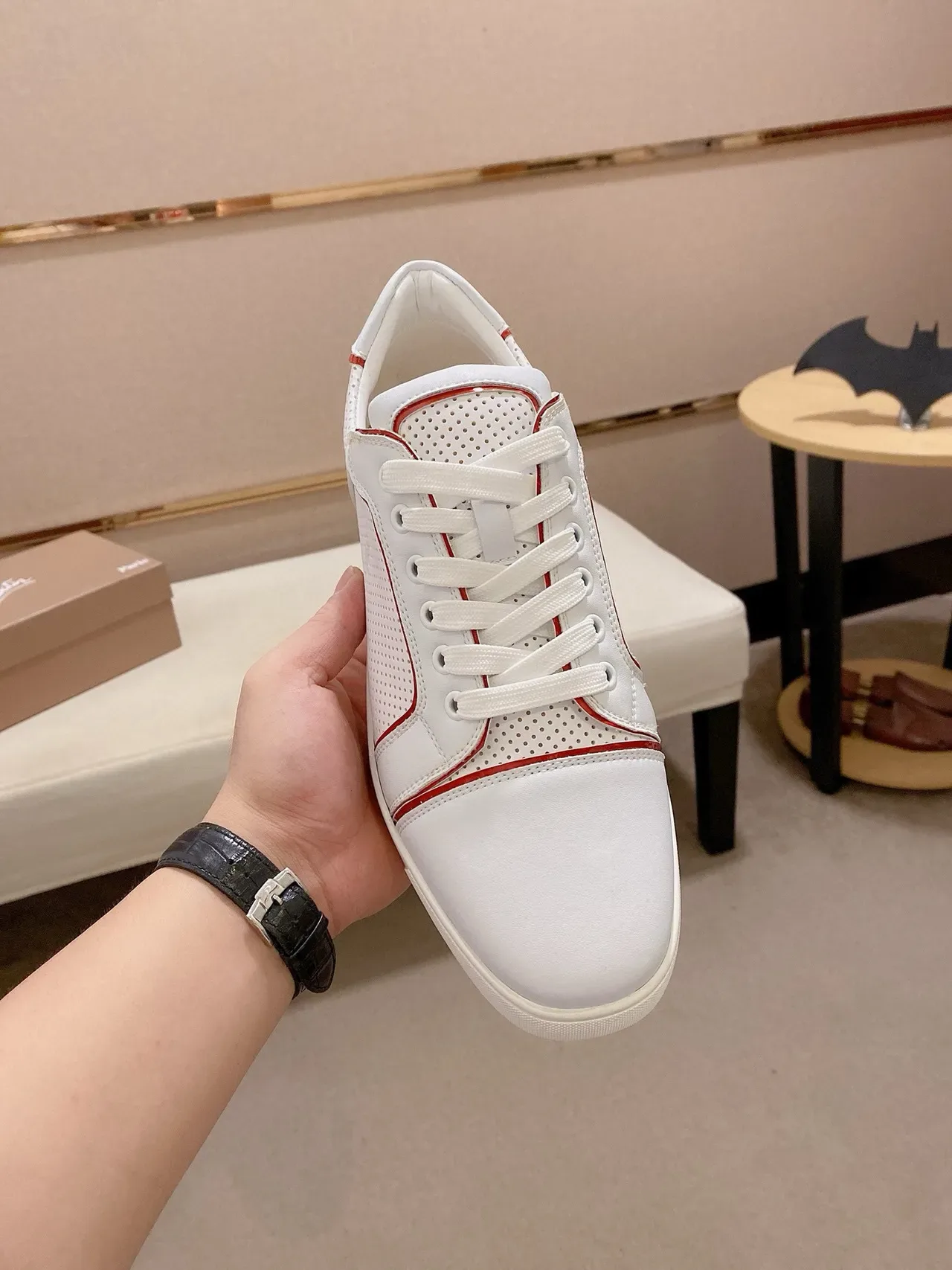 Christian Louboutin Louis Junior Branco Vermelho Couro Perfurado Brilhante Tampa de Calcanhar Tênis Lifestyle 2