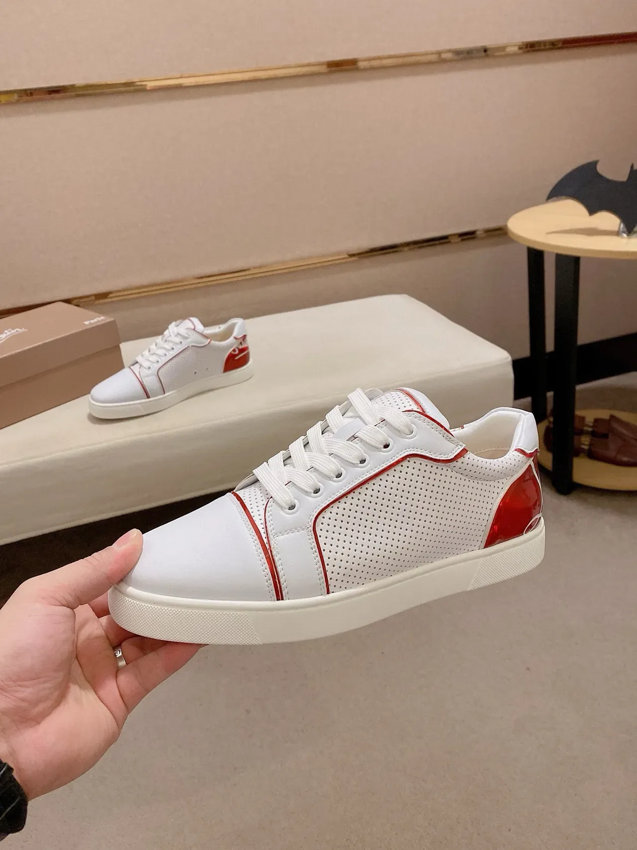 Christian Louboutin Louis Junior Branco Vermelho Couro Perfurado Brilhante Tampa de Calcanhar Tênis Lifestyle 3