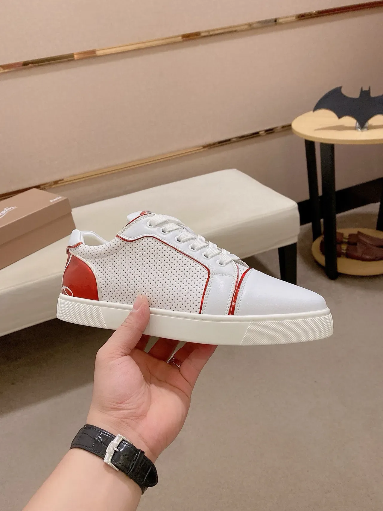Christian Louboutin Louis Junior Branco Vermelho Couro Perfurado Brilhante Tampa de Calcanhar Tênis Lifestyle 4