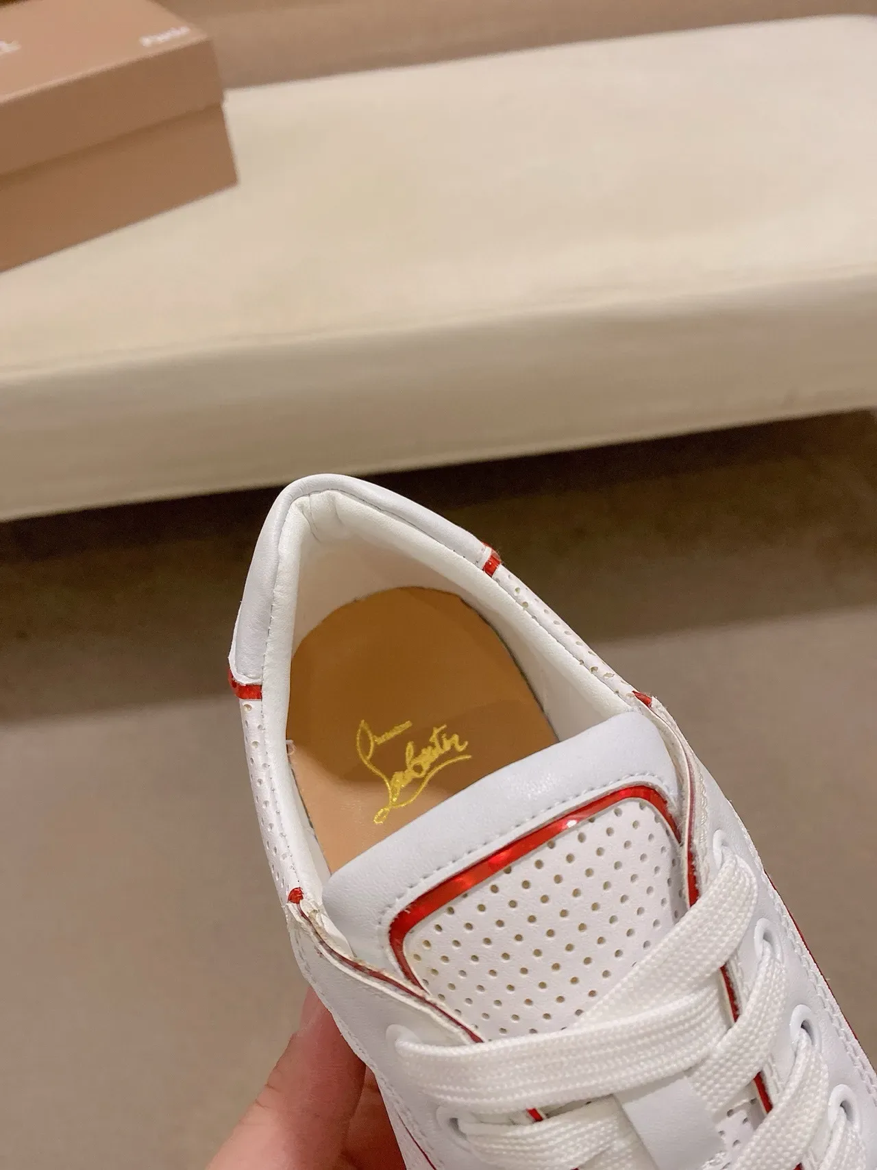 Christian Louboutin Louis Junior Branco Vermelho Couro Perfurado Brilhante Tampa de Calcanhar Tênis Lifestyle 6