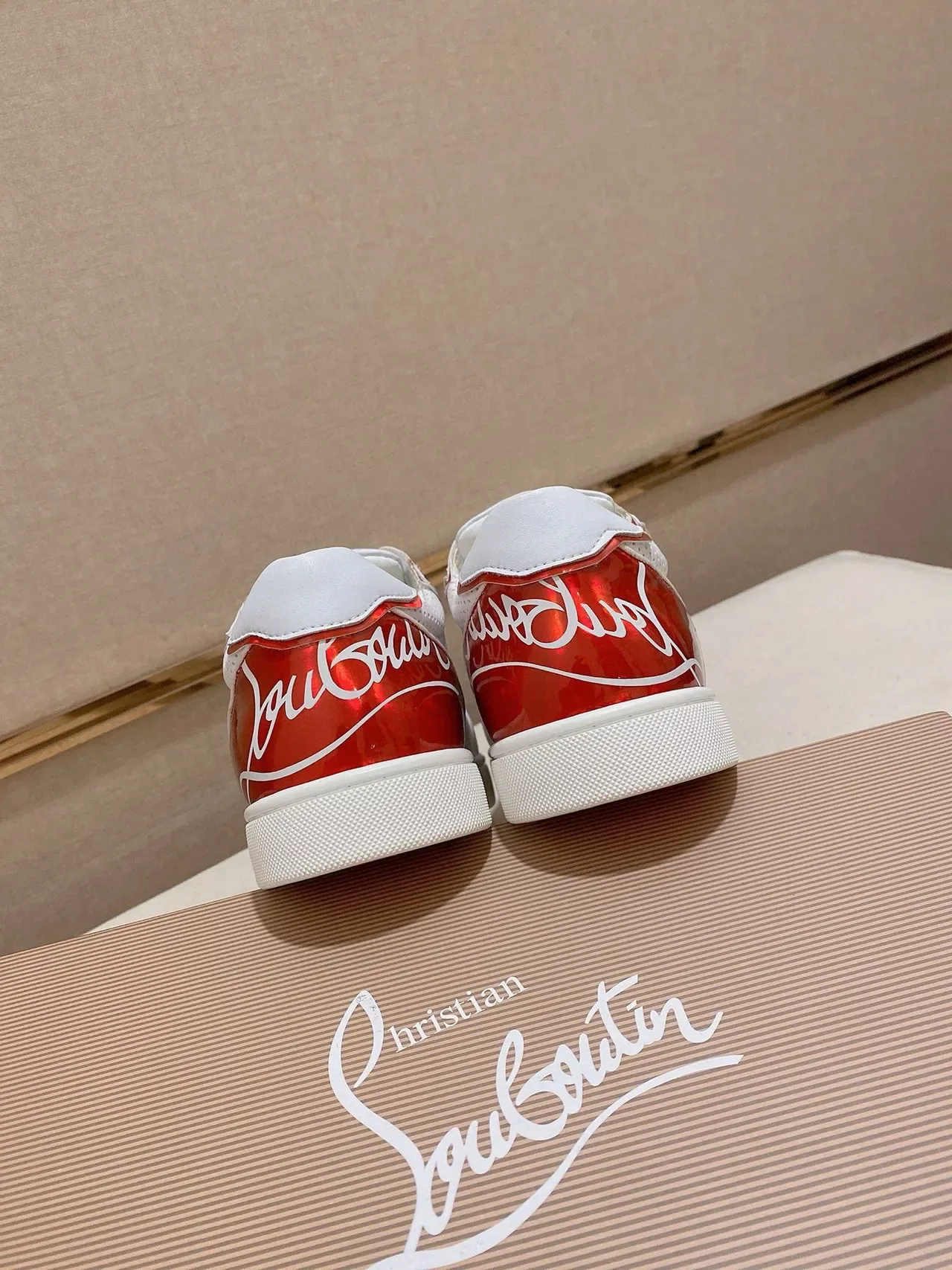 Christian Louboutin Louis Junior Branco Vermelho Couro Perfurado Brilhante Tampa de Calcanhar Tênis Lifestyle 8