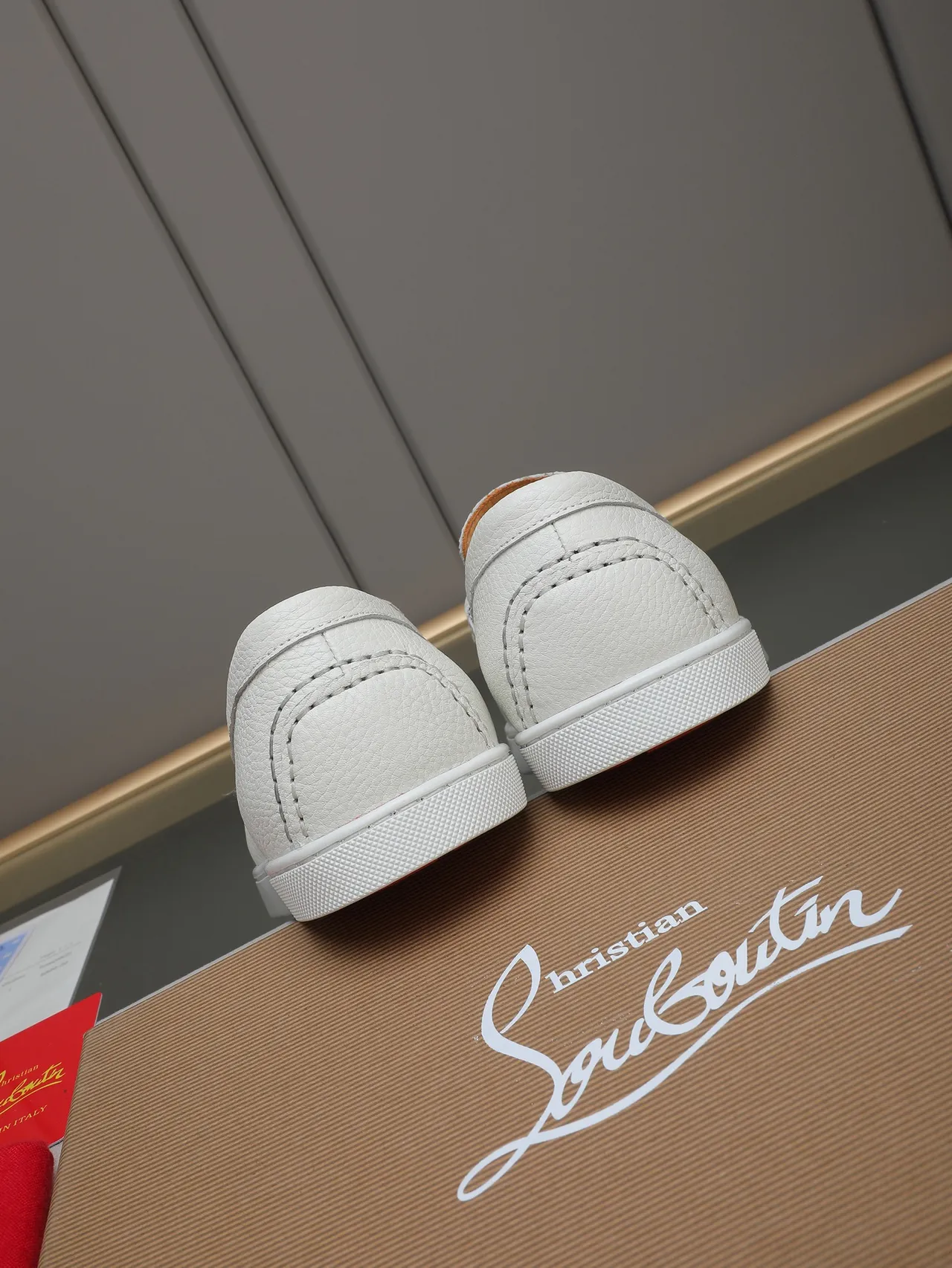 Christian Louboutin Moc-Toe خياطة جلد أبيض مقشّر لوفر 3