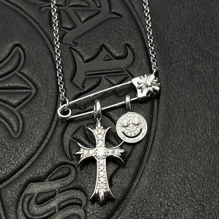 Chrome Hearts क्रॉस और स्मैली सेफ्टी पिन चार्म नेकलेस