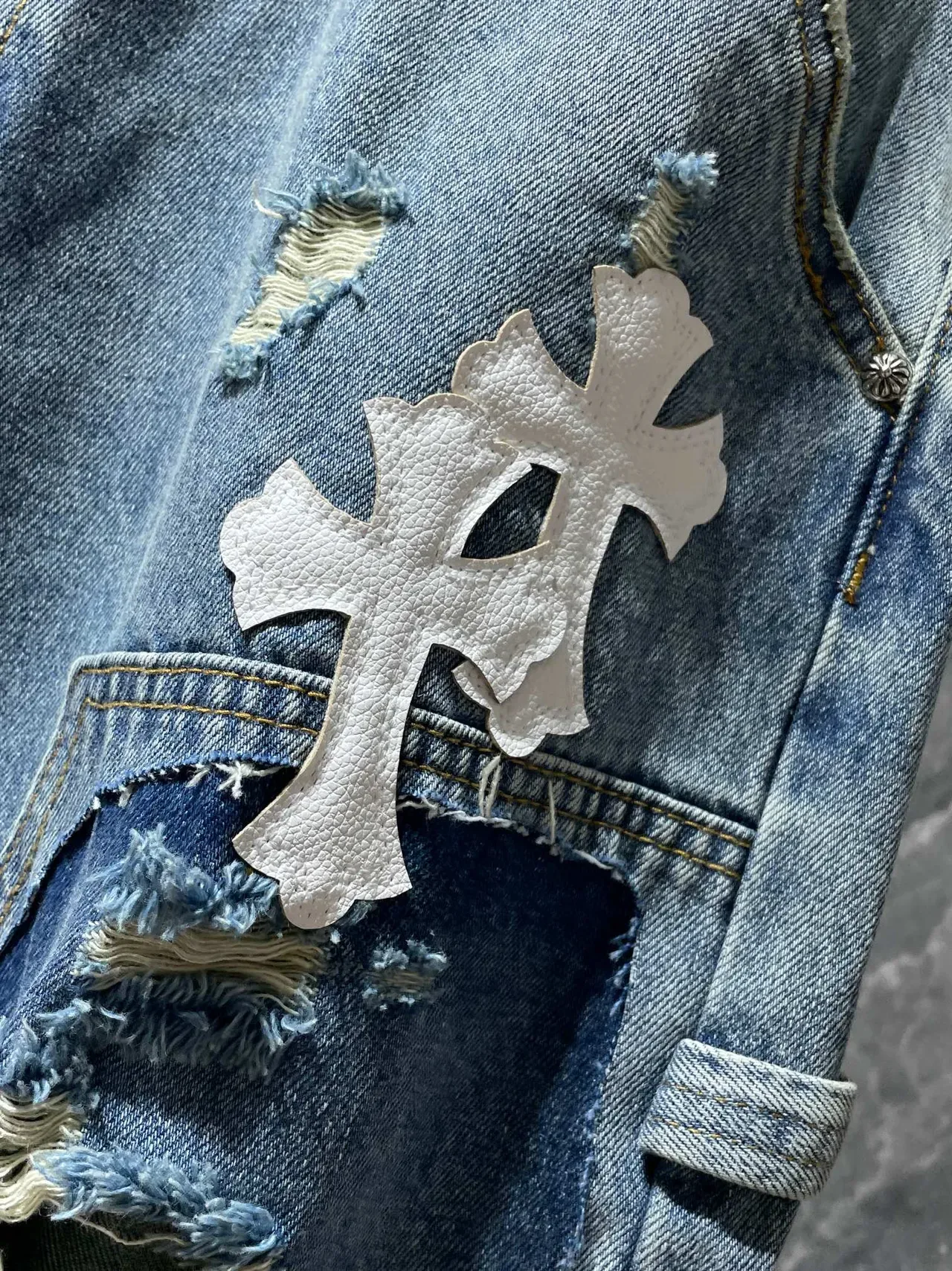 Chrome Hearts 破洞补丁十字绣牛仔短裤 4