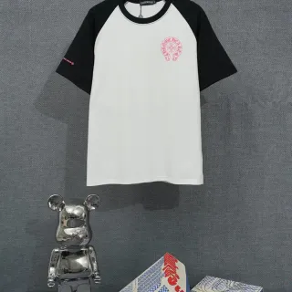 Chrome Hearts रैगलन स्लीव कढ़ाई लोगो सफेद और काली टी-शर्ट