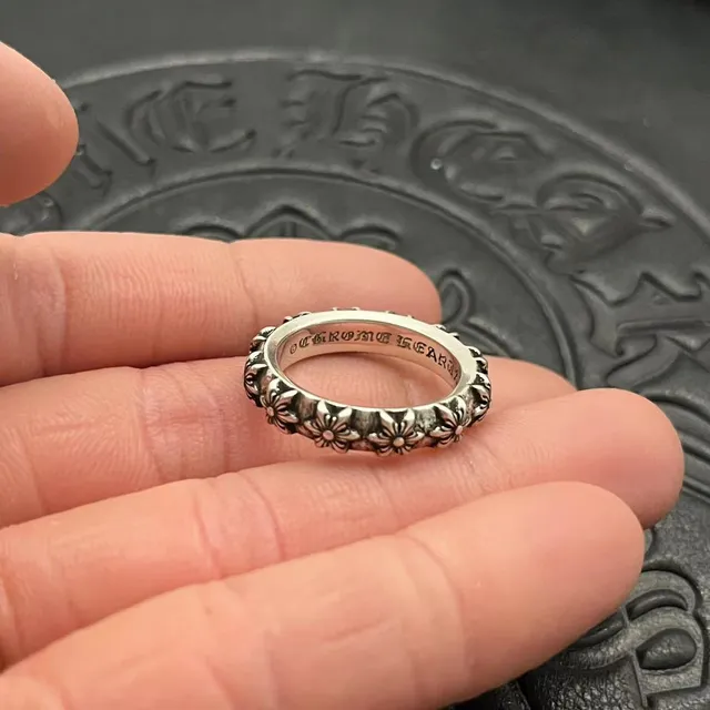 Chrome Hearts রৌপ্য কালো ফুলের মোটিফ ব্যান্ড উঁচু ডেইজী বিবরণ আংটি 4