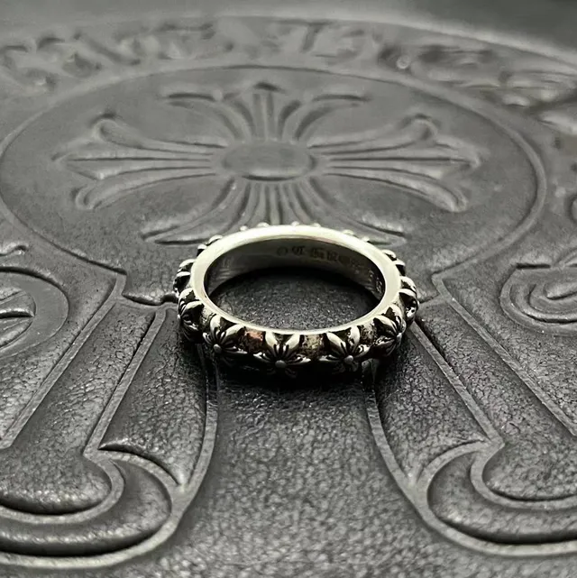 Chrome Hearts রৌপ্য কালো ফুলের মোটিফ ব্যান্ড উঁচু ডেইজী বিবরণ আংটি 5