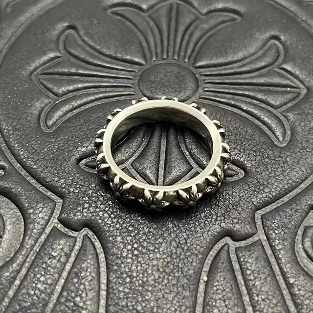 Chrome Hearts রৌপ্য কালো ফুলের মোটিফ ব্যান্ড উঁচু ডেইজী বিবরণ আংটি 6