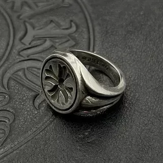 Chrome Hearts Bague argentée visage ovale gravé motif croix 4
