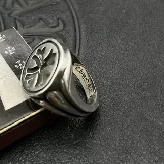 Chrome Hearts Bague argentée visage ovale gravé motif croix 5