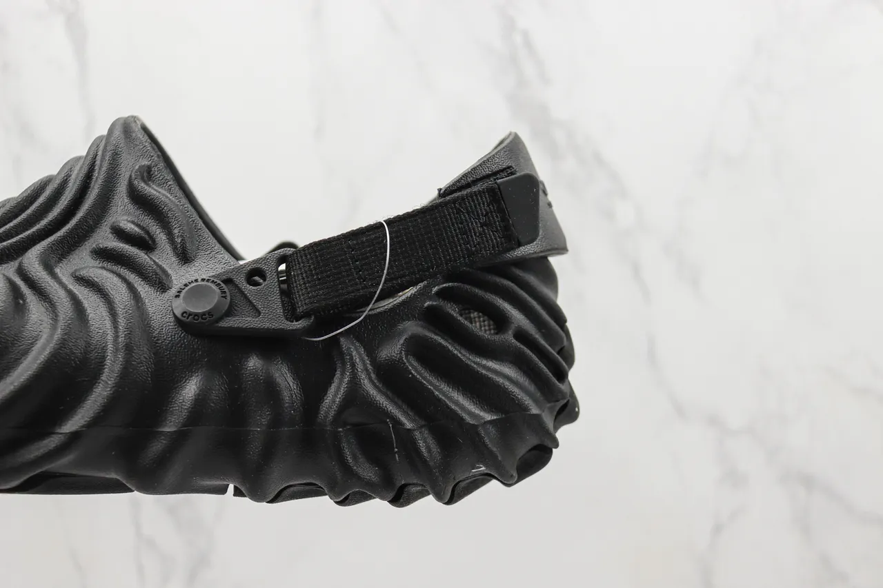 Crocs Black Molded Foam Sculpted Wave Ridges Clog 7