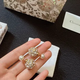 Christian Dior ذهبي أبيض ثنائي الوجه متناثر بلور كرة أقراط
