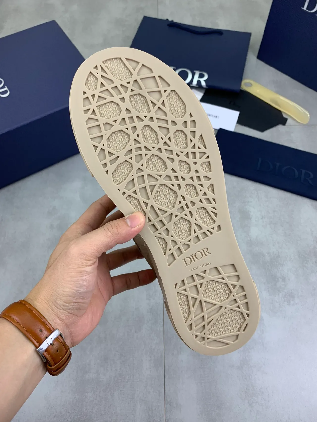 Dior B23 बेज एम्बॉस्ड ओब्लिक मॉनोग्राम लाइफस्टाइल स्नीकर 3