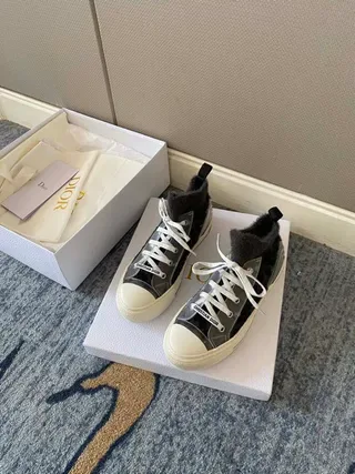 Dior B23 Baskets de style de vie à plateforme à bout haut noires avec bordure de fourrure 7