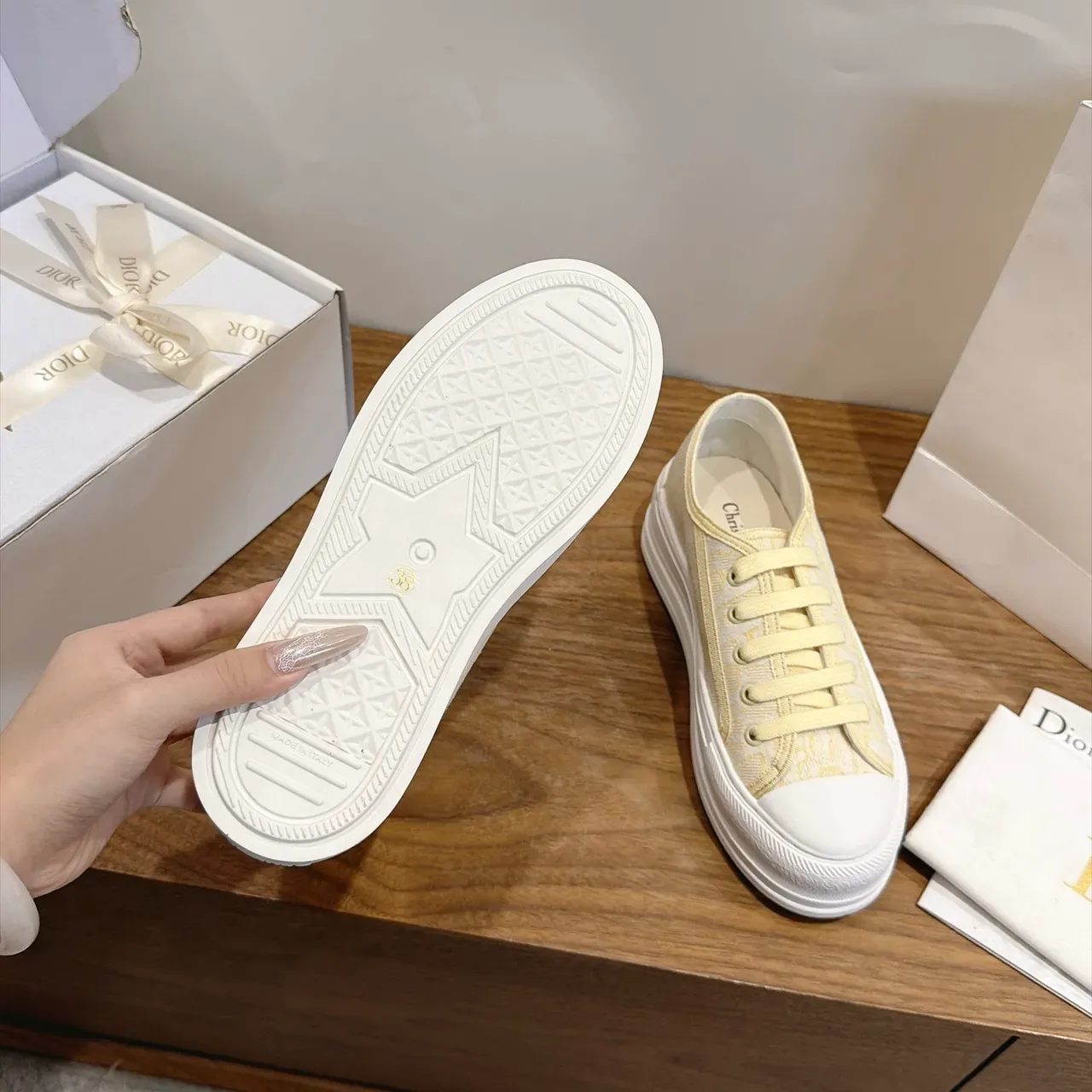 Dior B23 amarelo pálido Monogram plataforma lifestyle tênis 3