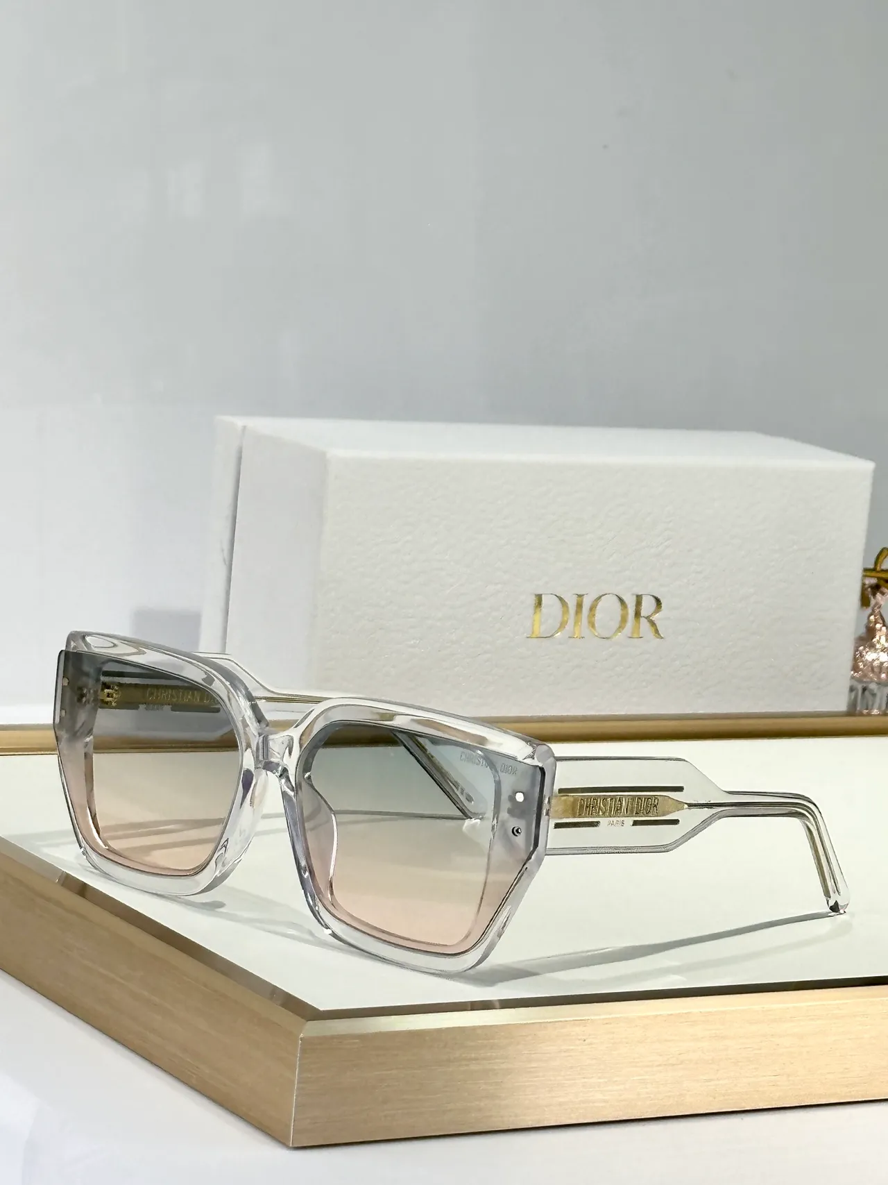 Dior B2x نظارات شمسية إطار أسود شفاف كبير الحجم هندسي شكل مربع حافة مقصوصة 3
