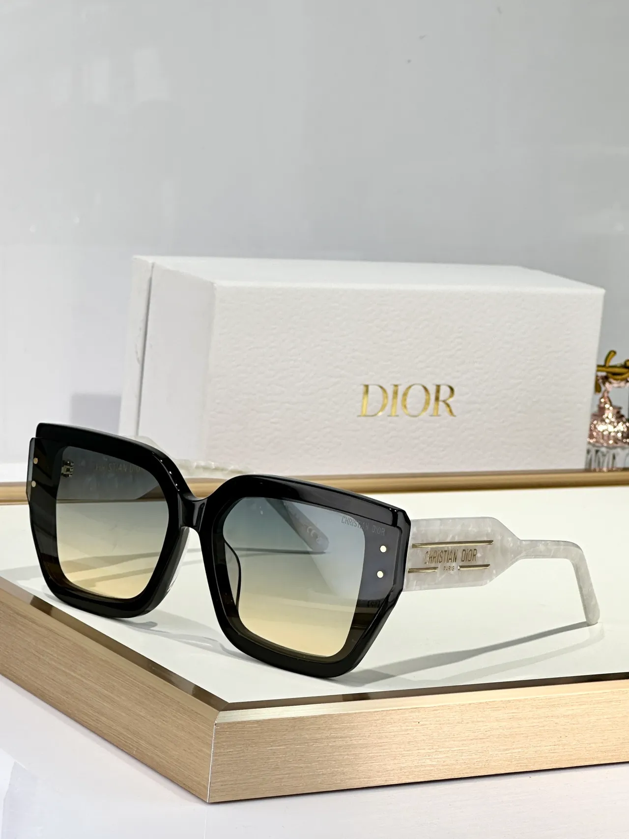 Dior B2x نظارات شمسية إطار أسود شفاف كبير الحجم هندسي شكل مربع حافة مقصوصة 9