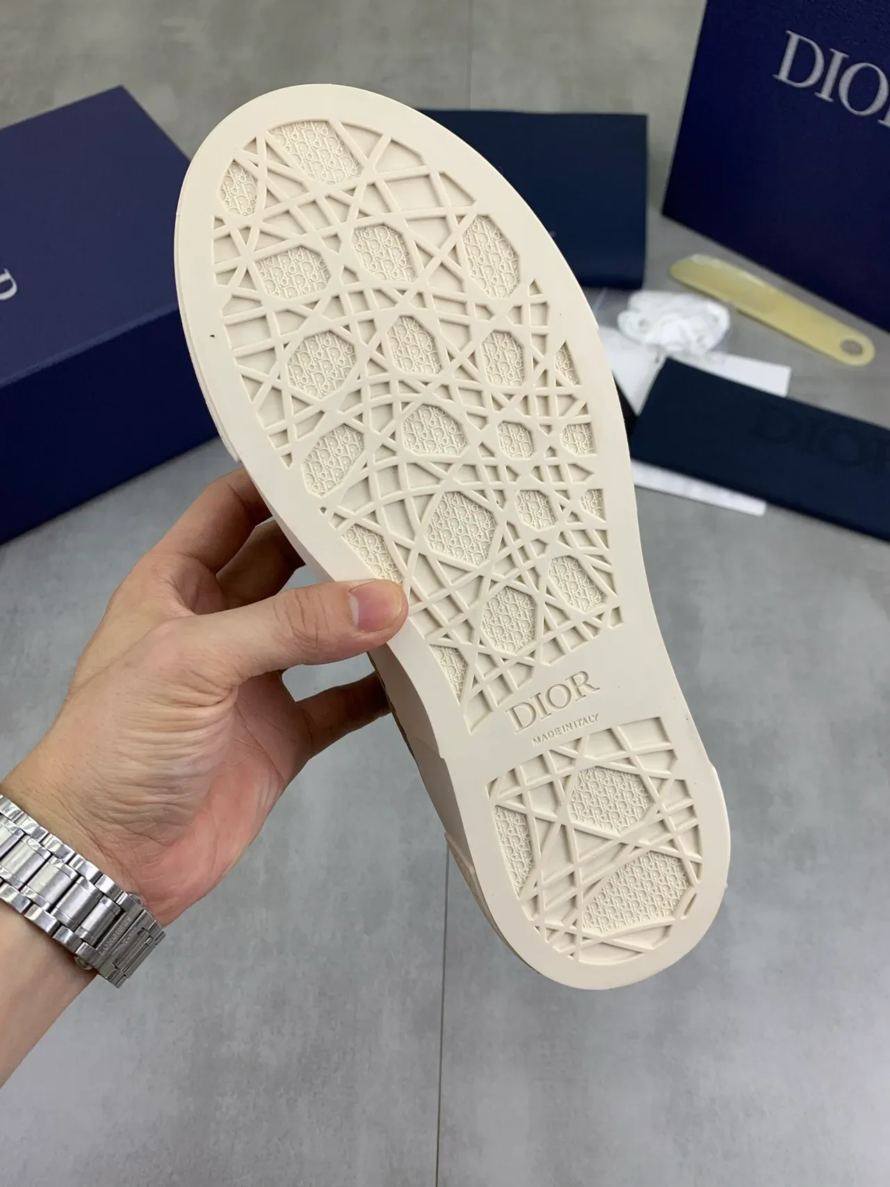 Dior Tênis Lifestyle Bege Marrom Monogramados Parte Superior Cadarços Estilo Cordo Tricotado 3