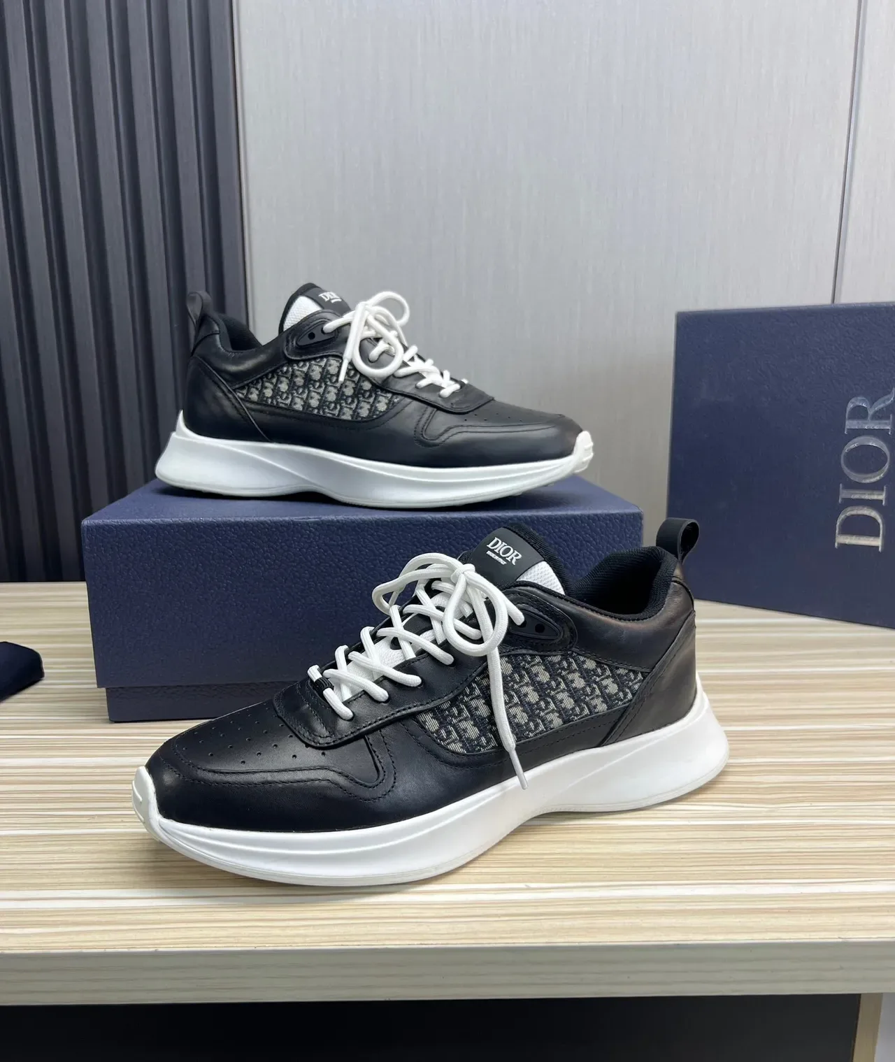 Dior ब्लैक व्हाइट लेदर एंड मोनोग्राम टेक्सटाइल ऊपरी स्कल्प्टेड प्लेटफॉर्म सोल लाइफस्टाइल स्नीकर 4