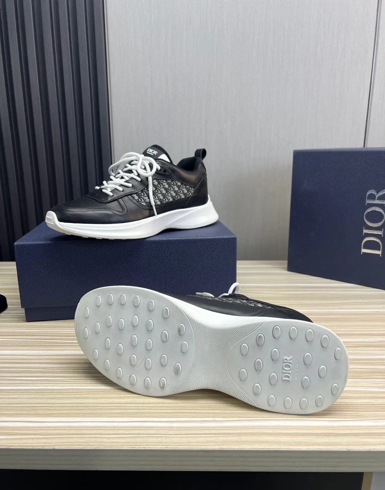 Dior ब्लैक व्हाइट लेदर एंड मोनोग्राम टेक्सटाइल ऊपरी स्कल्प्टेड प्लेटफॉर्म सोल लाइफस्टाइल स्नीकर 9