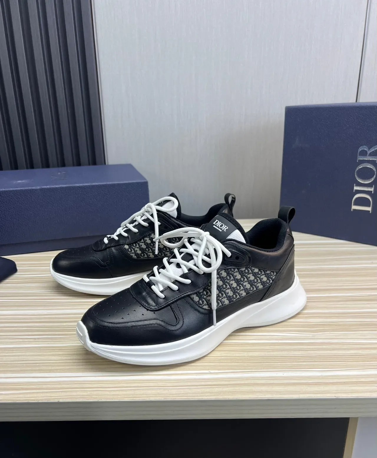 Dior ब्लैक व्हाइट लेदर एंड मोनोग्राम टेक्सटाइल ऊपरी स्कल्प्टेड प्लेटफॉर्म सोल लाइफस्टाइल स्नीकर 10