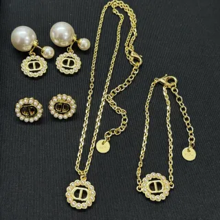 Dior CD Logo Pearl Collection سلسلة ذهبية بيضاء ميداليون