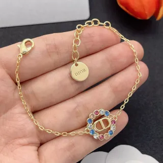 Dior سوار مزين بالكريستال بشعار سي دي بلون ذهبي