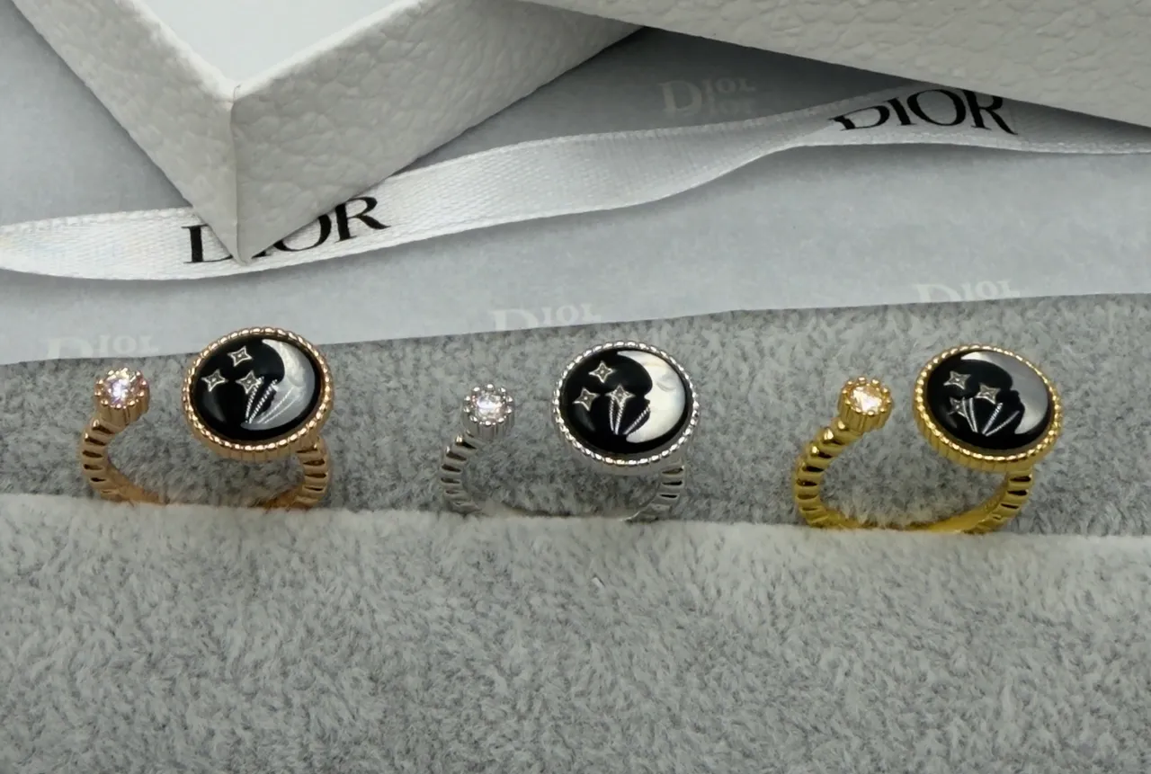 Dior गोल्ड ब्लैक टेक्स्चर्ड बैंड रिंग 3