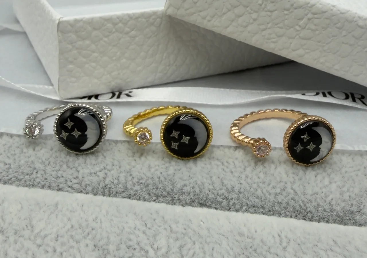 Dior गोल्ड ब्लैक टेक्स्चर्ड बैंड रिंग 4