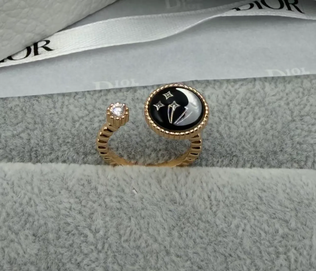 Dior गोल्ड ब्लैक टेक्स्चर्ड बैंड रिंग 6