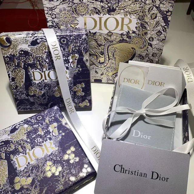 Dior ग्रे गोल्ड टेक्स्चर्ड पेपर फॉयल ब्रांडिंग जेवलरी 3