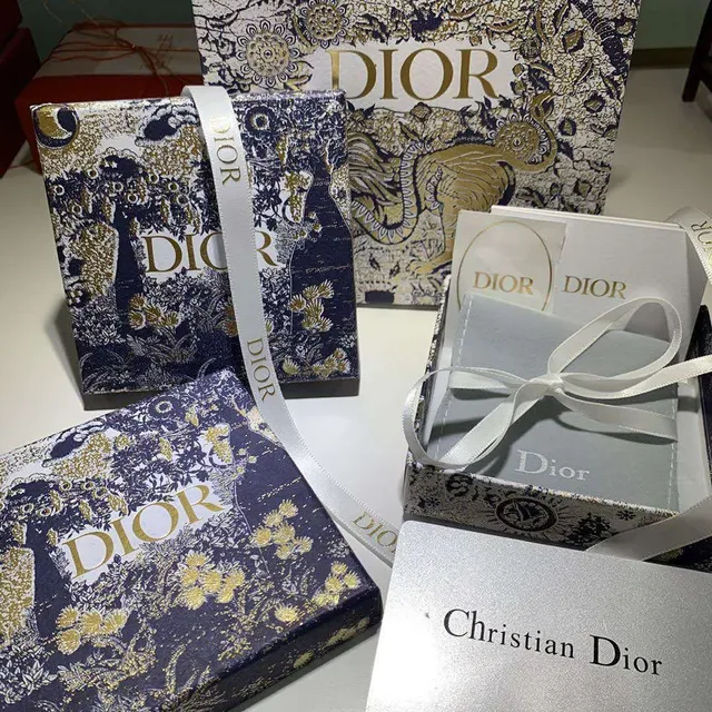 Dior ग्रे गोल्ड टेक्स्चर्ड पेपर फॉयल ब्रांडिंग जेवलरी 4
