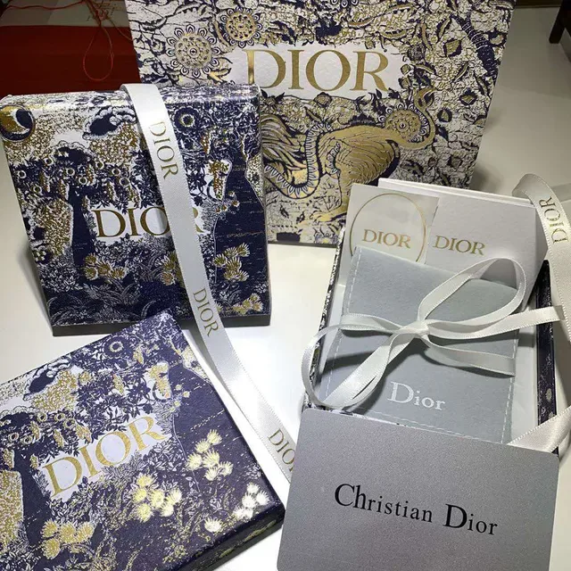 Dior ग्रे गोल्ड टेक्स्चर्ड पेपर फॉयल ब्रांडिंग जेवलरी 5