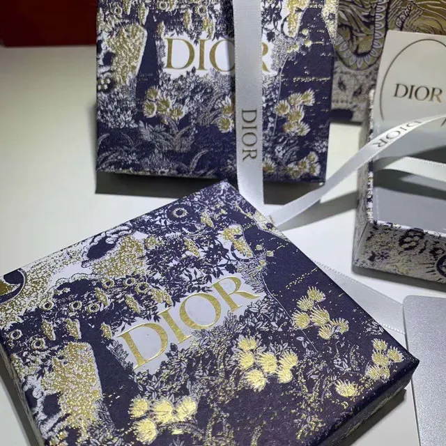 Dior ग्रे गोल्ड टेक्स्चर्ड पेपर फॉयल ब्रांडिंग जेवलरी 6