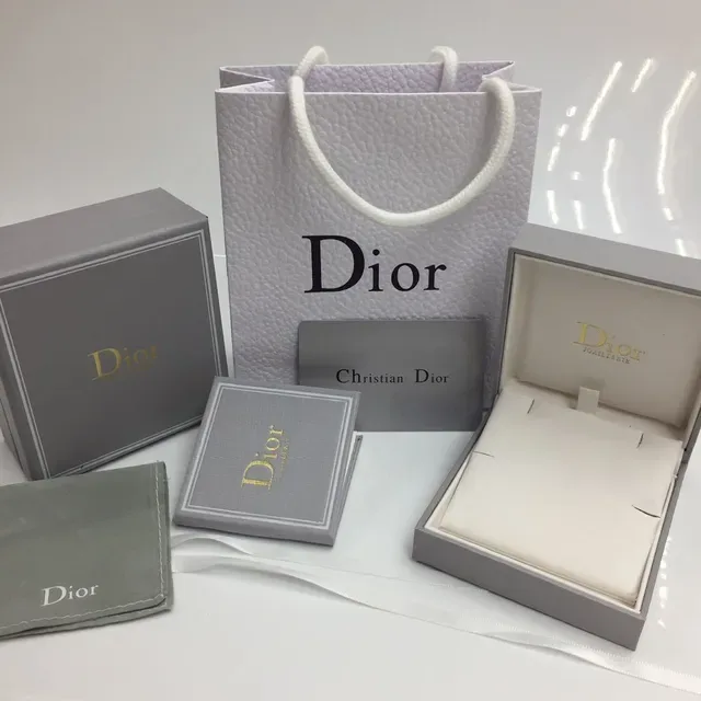 Dior ग्रे गोल्ड टेक्स्चर्ड पेपर फॉयल ब्रांडिंग जेवलरी 7