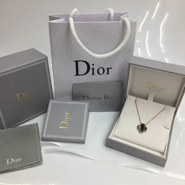 Dior ग्रे गोल्ड टेक्स्चर्ड पेपर फॉयल ब्रांडिंग जेवलरी 8