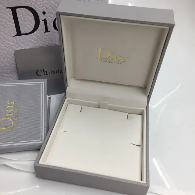 Dior ग्रे गोल्ड टेक्स्चर्ड पेपर फॉयल ब्रांडिंग जेवलरी 9