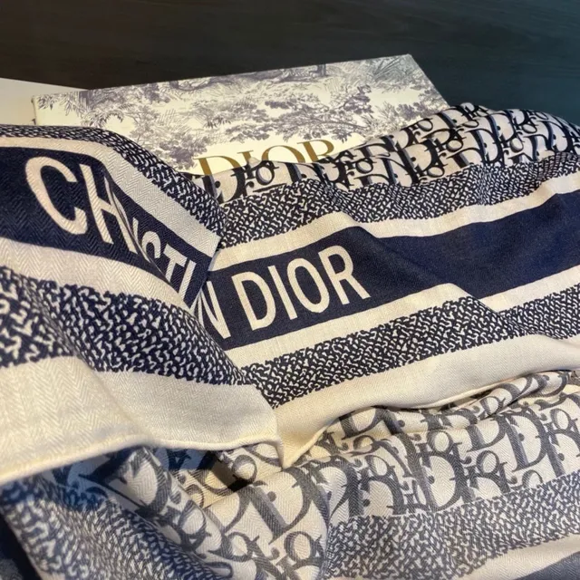 Dior Oblique Monogram क्रीम और नेवी सिल्क स्कार्फ 7