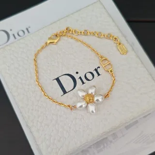 Dior تعويذ زهرة اللؤلؤ سلسلة ذهبية