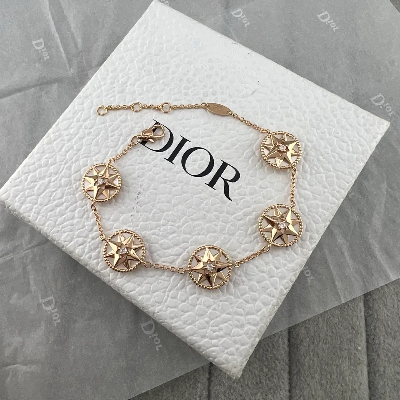 سوار Dior Rose des Vents ذهبي اللون لؤلؤ المحيط وإينميل نجمة بوصلة 3