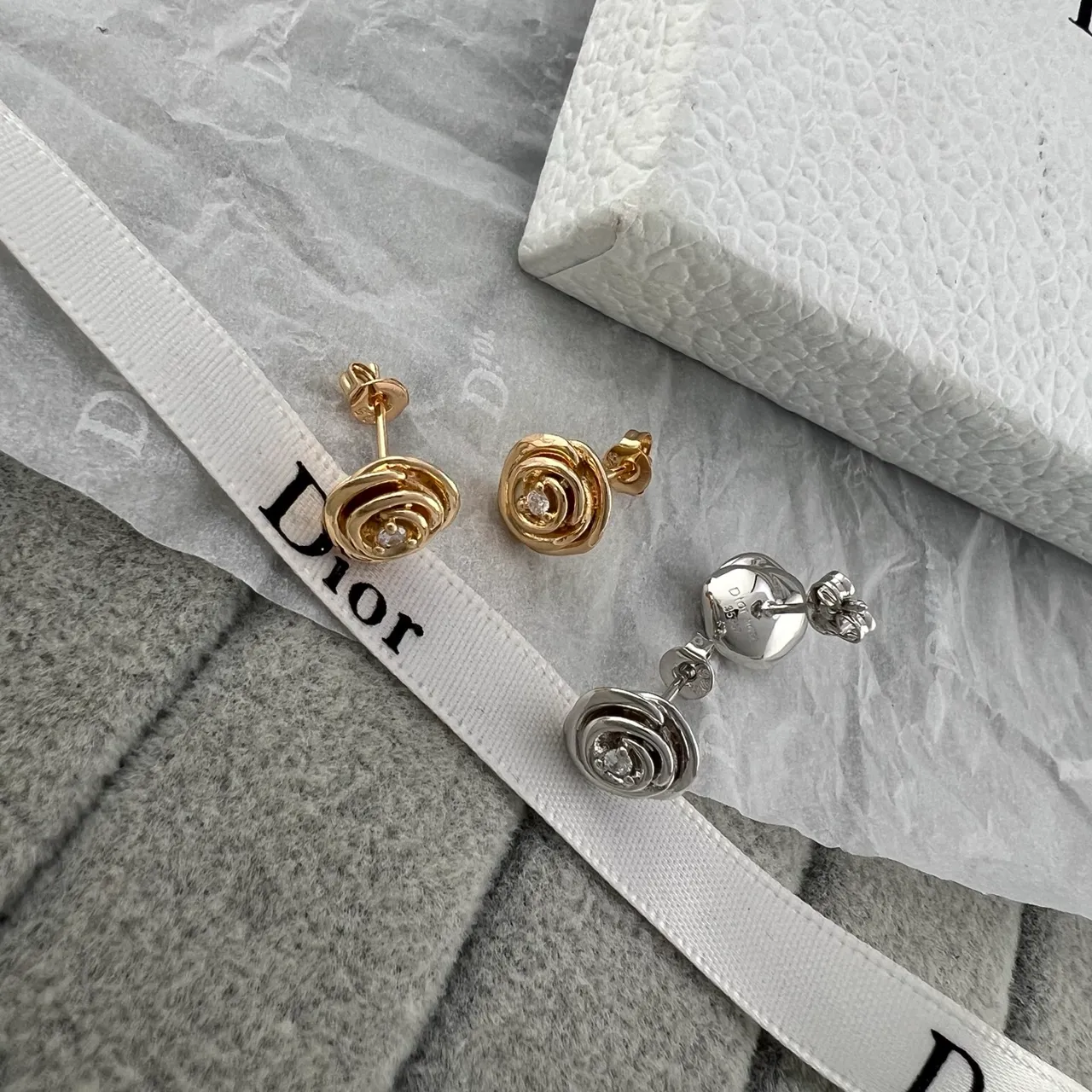 迪奥银金螺旋玫瑰图案镶钻中央宝石耳环 5