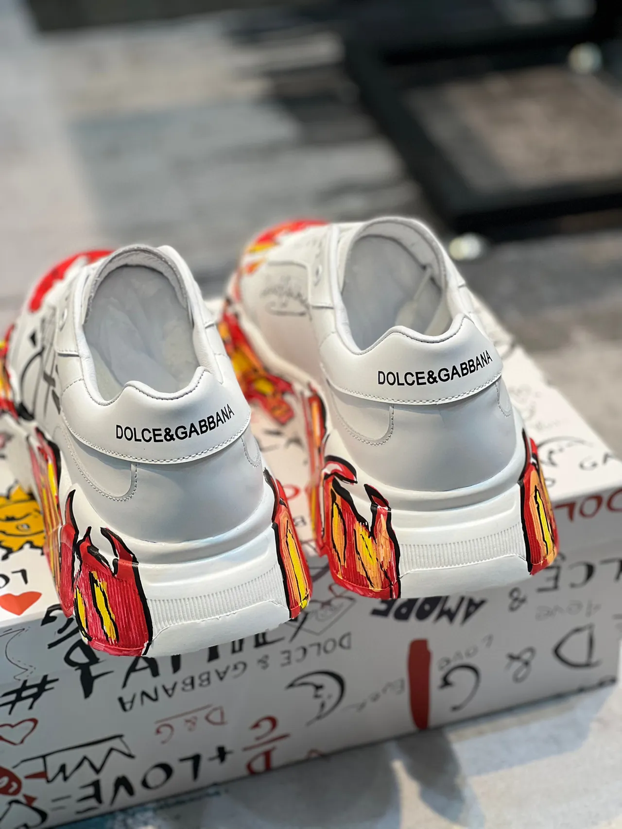 Dolce & Gabbana أبيض أحمر طباعة جرافيتي نمط اللهب حذاء رياضي سميك 2