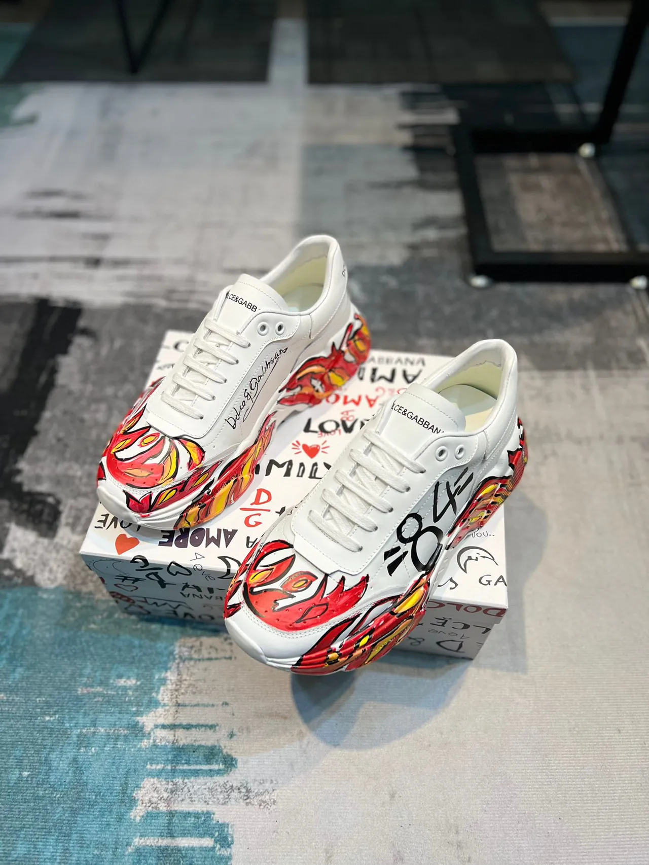 Dolce & Gabbana أبيض أحمر طباعة جرافيتي نمط اللهب حذاء رياضي سميك 5